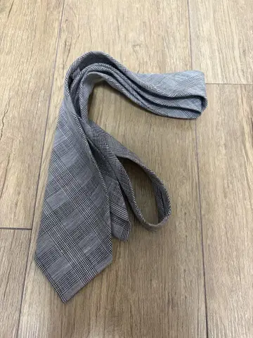 그레이 체크 무늬 넥타이
