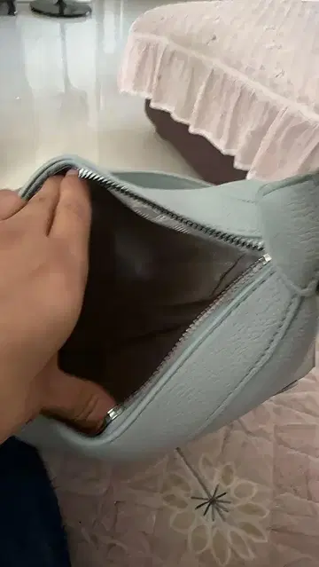 스카이블루 가죽 숄더백