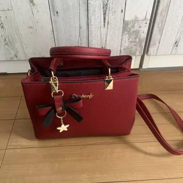 빨간색 핸드백 합성 피혁