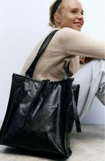 ZARA 링크 이펙트 락카 토트백