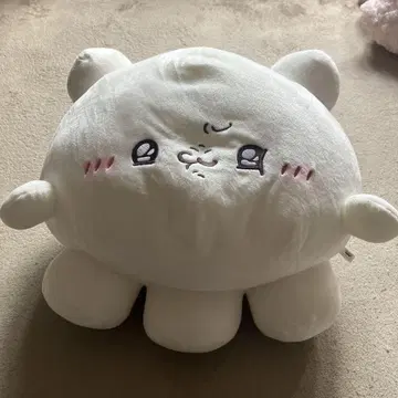 귀여운 얼굴의 화이트 봉제 인형