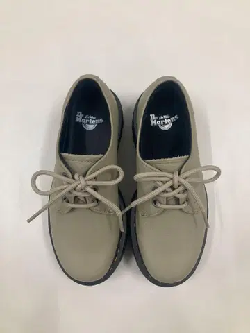 Dr. Martens 통굽 가죽 신발 베이지