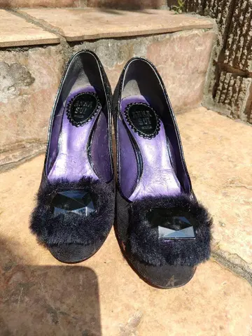 ANNA SUI 퍼 달린 별 패턴 스웨이드 하이힐