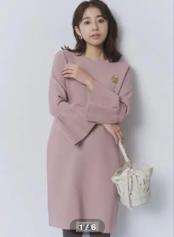 JUSGLITTY 브로치 포함 미니 원피스