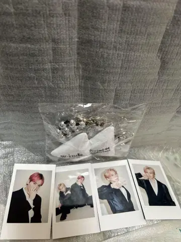 w-inds. 쿠션 스트랩과 인스턴트 포토 카드