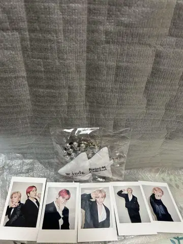 w-inds. 쿠션 스트랩과 인스턴트 포토 카드
