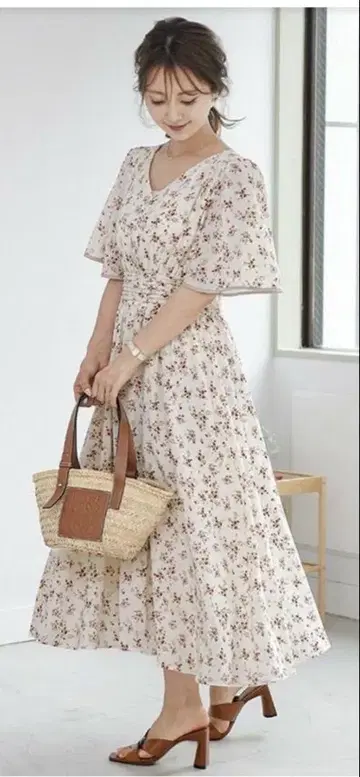 르 레브 바닐레 전개 패턴 플레어 슬리브 원피스