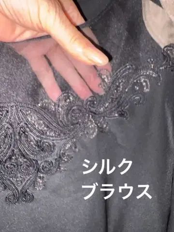 리본 얀 자수 장식 블랙 실크 느낌 패셔너블한 상의