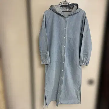 후드 부착 라이트 블루 롱 코트