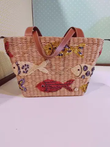 물고기 자수가 놓인 바스켓백