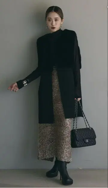 [ ANDREA&CO ] 라메 페더 스커트 백 슬릿