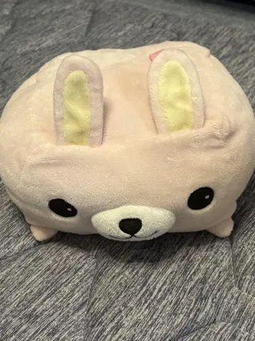 토끼 모양의 핑크색 봉제 인형