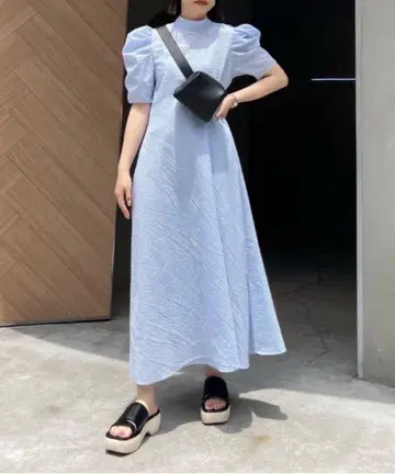 스카이블루 체크 무늬 퍼프 슬리브 원피스