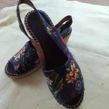 미사용 clarks 꽃무늬 네이비 웨지 샌들 23.5
