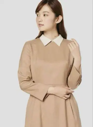 셀퍼드 긴팔 카라 부착 코쿤 타이트 원피스