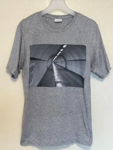 드리스반노튼 사진T셔츠 그레이