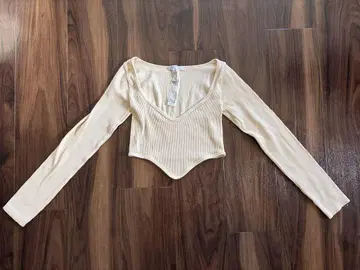 베이지 V넥 긴팔 티셔츠 크롭 기장 ZARA