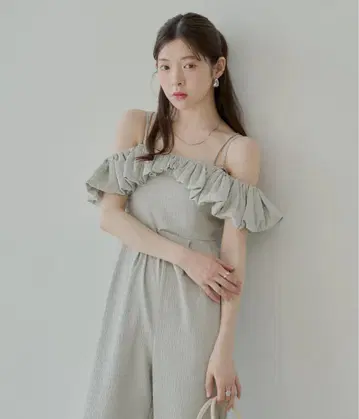 택 포함 새상품 Chico 2way 볼륨 프릴 오프숄더 콤비네존