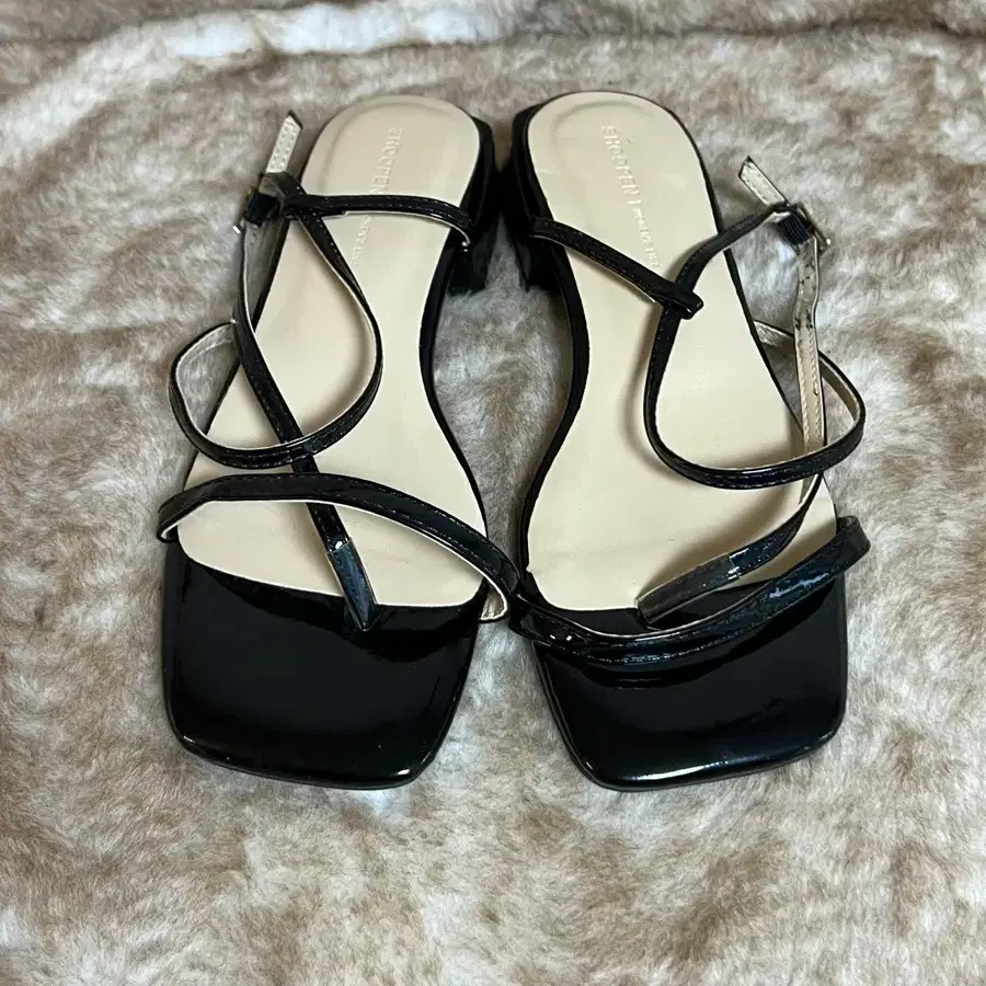 SHOOPEN 슈펜 Shoopen Black Flip-Flop Sandals Strap Shoes on