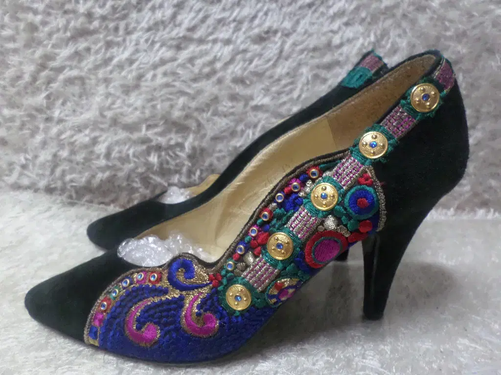 Huruluk Guje 225 Versace used shoes