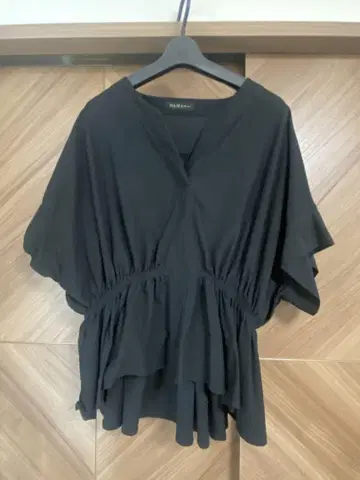 블랙 플레어 슬리브 상의