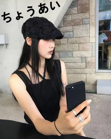 AWESOME NEEDS 블랙 플라워 장식 베레모