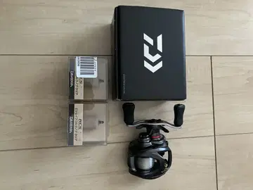 DAIWA 스티즈 SV TW 1016SHL 과 코르크 노브 세트