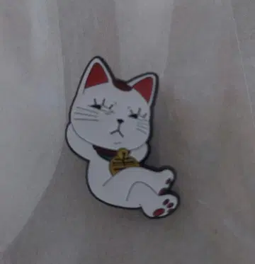 단단단 마네키네코 핀 배지