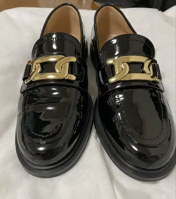 오데트 에 오딜 에나멜 펌프스