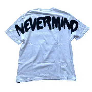 STUD MUFFIN NEVERMIND 그래픽 티셔츠 화이트