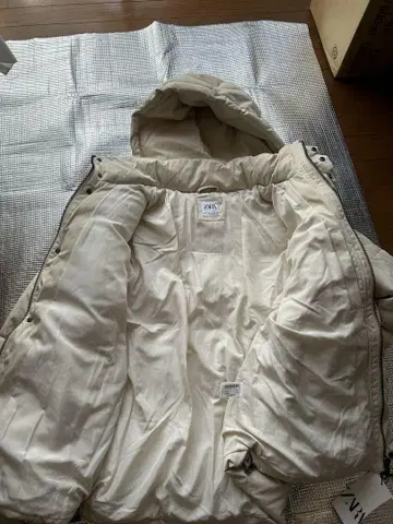 화이트 다운 자켓 후드 부착