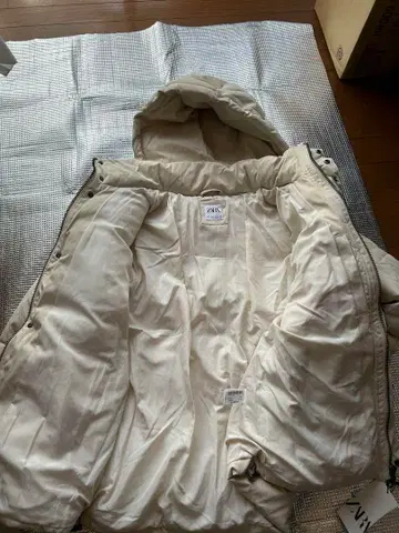 ZARA 화이트 다운 자켓 후드 부착