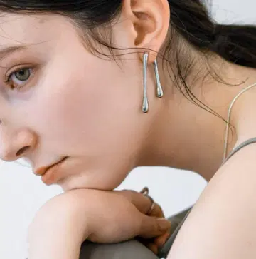 RIN.accessory 화이트 실버 드롭형 귀걸이