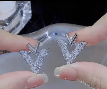 V 로고 귀걸이