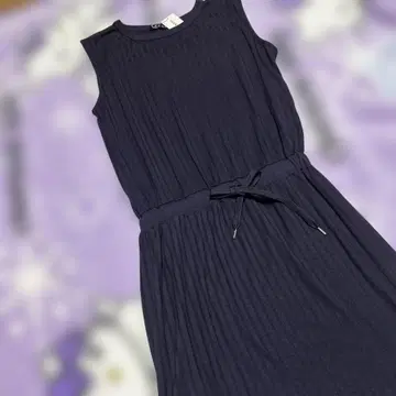 잉그 플리츠 패턴 슬리브리스 원피스
