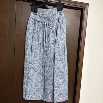 택 포함 미사용 새상품 세븐텐 블루 계열 꽃무늬 플레어 스커트