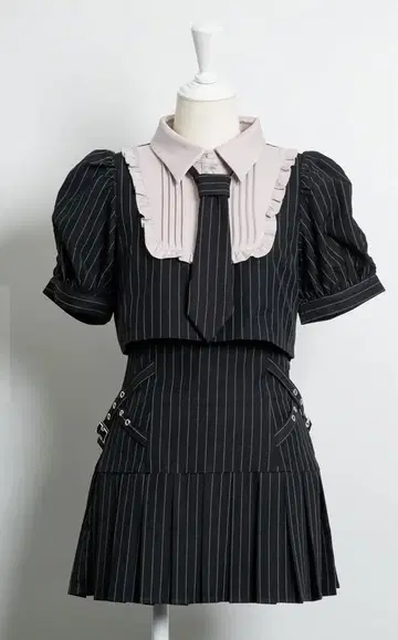 pium 넥타이 포함 스퀘어 프릴 상의 사이드 벨트 플리츠 미니 스커트