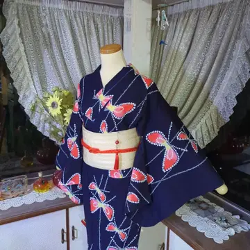 네이비 바탕에 주홍색 나비 무늬가 성숙/러블리한, 염색 유카타입니다