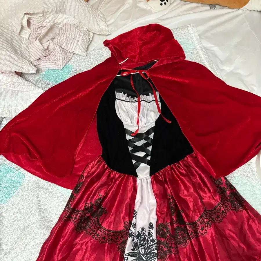 Halloween Red Riding Hood Costume Set!! Party Wear #할로윈데이,#할로윈의상,#빨간망토,#빨간망또,#할로윈원피스  on Bunjang Global Site., image size:900x900