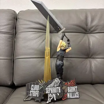 FF7 리메이크 클라우드 스트라이프 피규어 A상 덤 포함