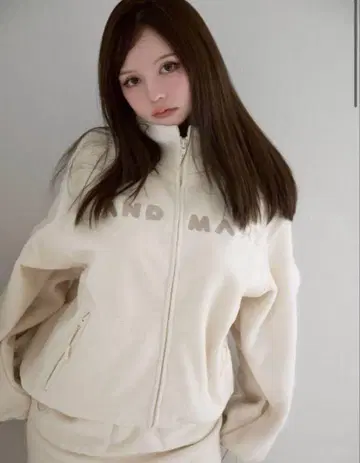 Mary 로고 플리스 재킷과 메리 아이보리