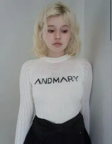 Mary logo knit tops white