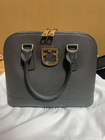 그레이 핸드백 골드 금장 장식 FURLA