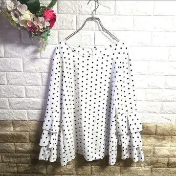 화이트 도트 무늬 프릴 긴팔 셔츠