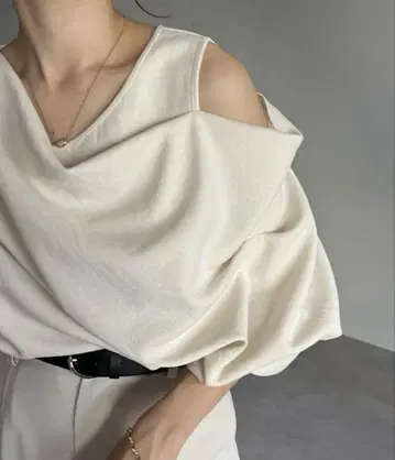 CAPRICIEUX LE'MAGE 드레이프 원숄더 풀오버 아이보리