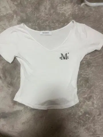 마감 3일 전! MUCENT 무센트 화이트 V넥 T셔츠