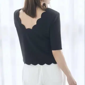 CONNSE 네이비 스캘럽 디자인 5부 소매 상의 블랙