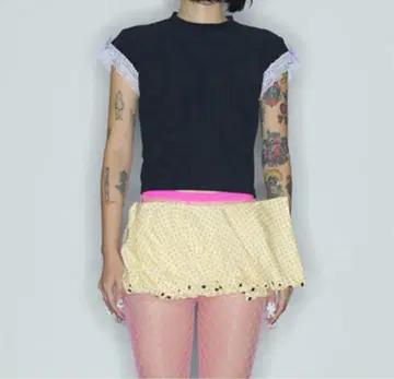 ans dotsloevner FRILLED TINY TEE / BLACK