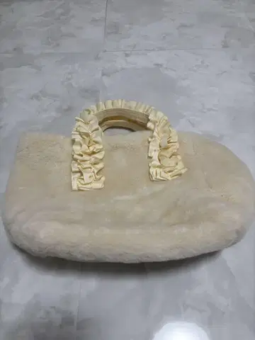 프릴 달린 크림색 퍼 토트백