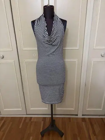 질스튜어트 스트라이프 슬리브리스 원피스